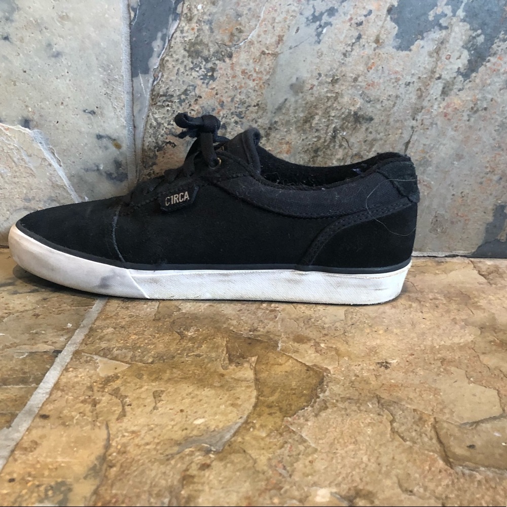 Skateboard shoes